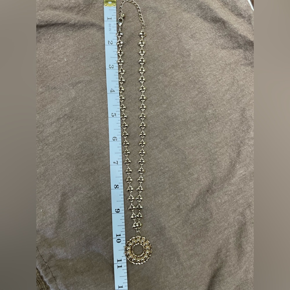 Gold tone sunburst design necklace. Costume/fashion jewelry. - Picture 4 of 6